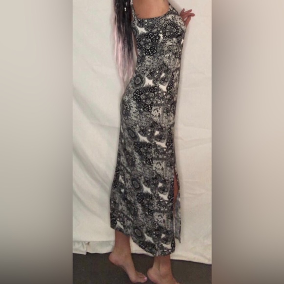 Black and white patterned summer dress with slits. - Picture 3 of 4